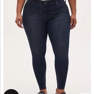 Torrid like new dark wash bombshell jeans size 24